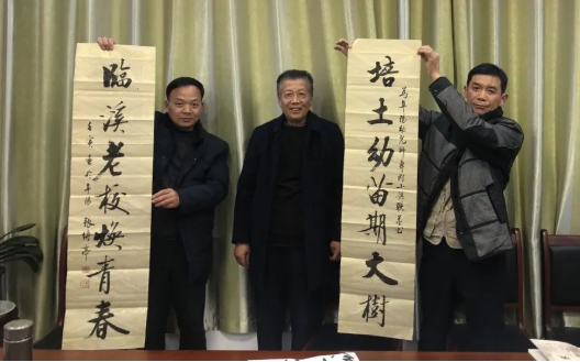 笔墨传情 心暖校园--启功大弟子张传亭先生书法捐赠仪式在阜阳幼儿师专附属小举行