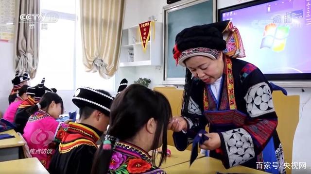 焦点访谈:我们村的新能人 勾蓝图 织锦绣