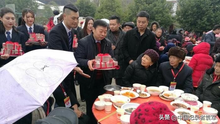 当年村民凑70元助他闯荡天下,赚钱后他为家乡修建75座慈母桥