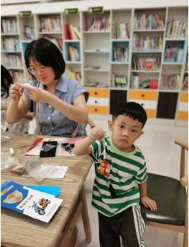 安徽省阜南县鹿城镇曾老庄社区妇联 开展迎六•一“书香家庭 亲子阅读”活动