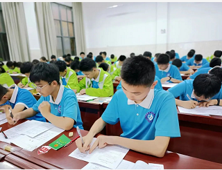 安徽阜阳市成效中学举行新团员入团仪式