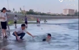 武冈:小孩河边游玩落水,两市民及时施救