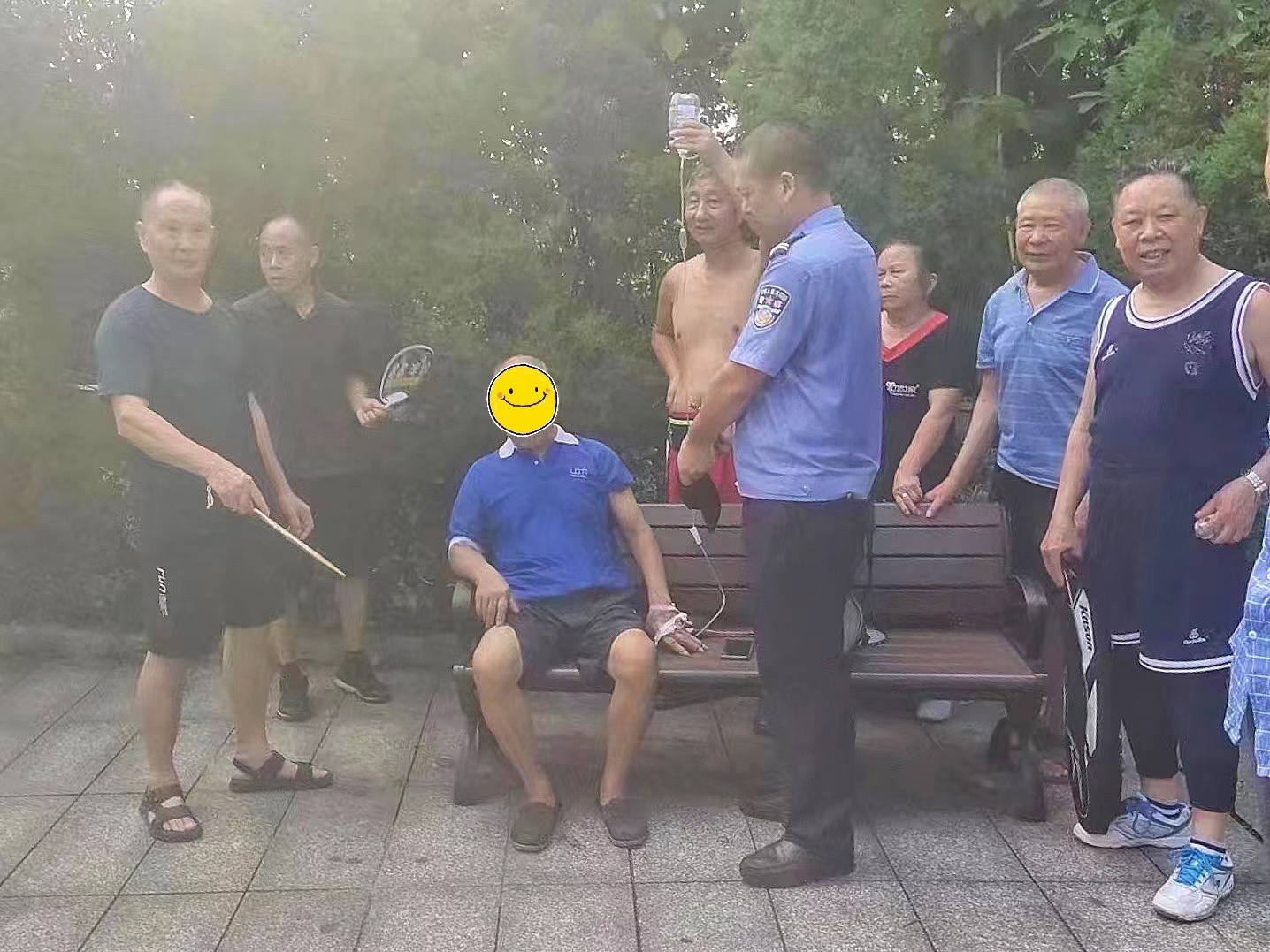 【我为群众办实事】患病老人公园中暑,警民携手暖心相助