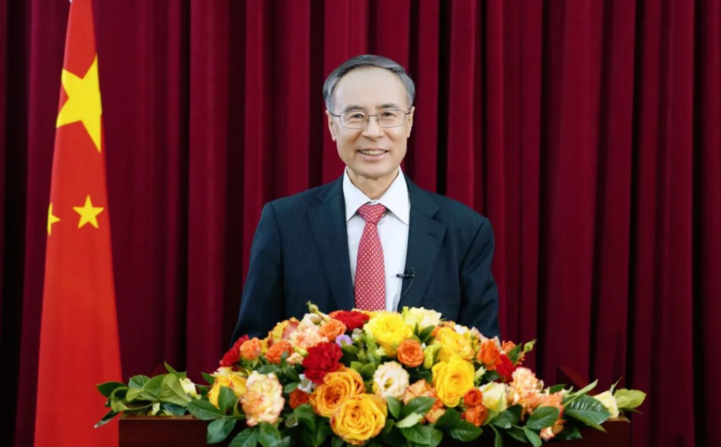 中国侨联主席万立骏向全球华侨华人拜年:侨界同心携手 共创美好未来