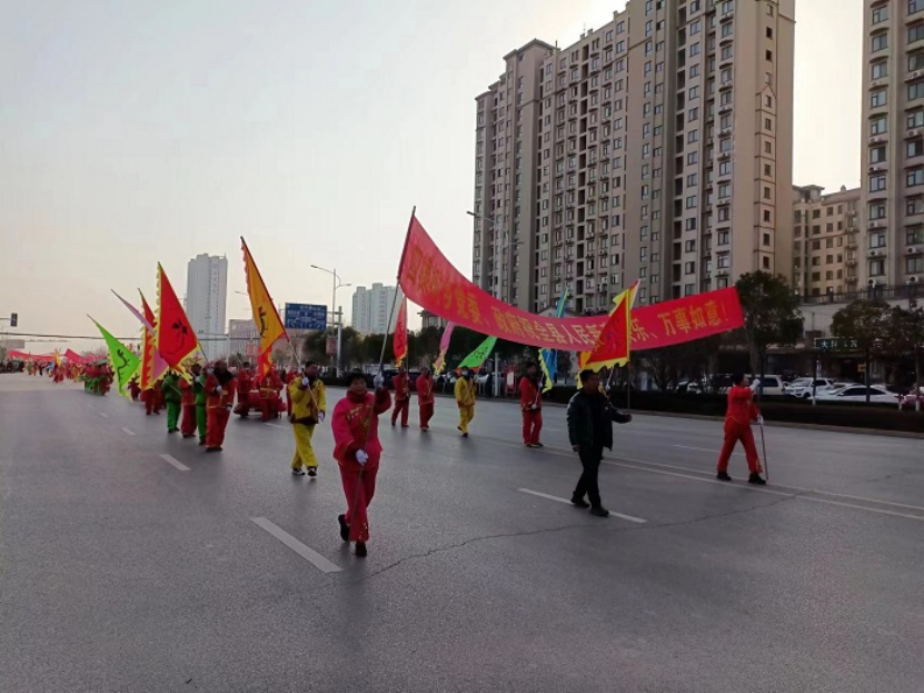 鲁山县新春民间艺术汇演活动在鲁山县尧山大道举行