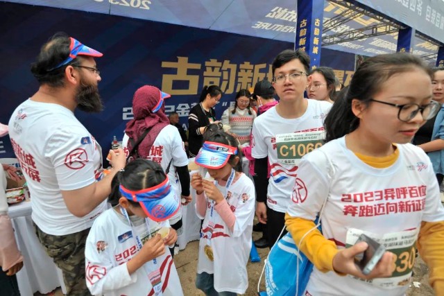 18个国家参与,5千名跑者竞赛,2023石屏异龙湖环湖马拉松成绩显赫