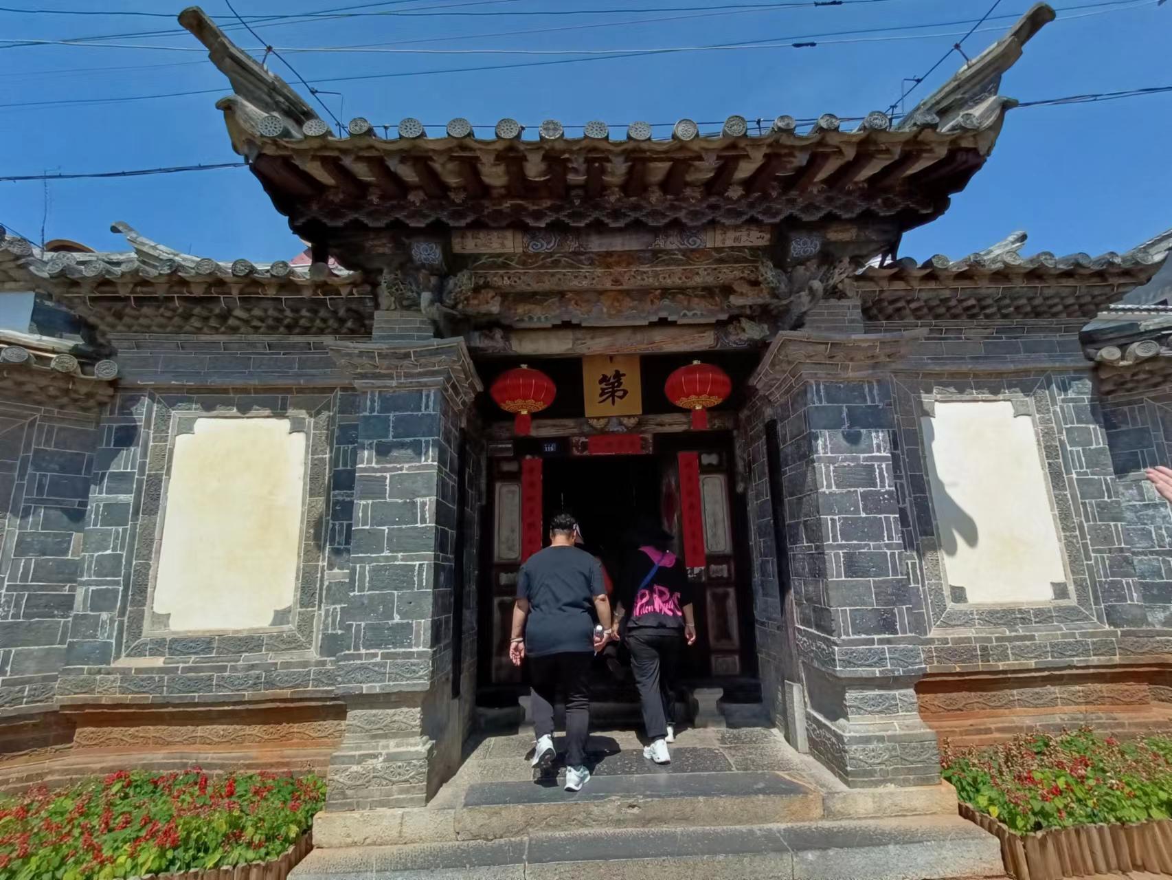 有一种叫云南的生活┃云南建水：将清风装进衣袖，徜徉在古城的青石板路上