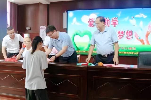 【特别报道】深圳创想三维科技创始人刘辉林回母校武穴市大法寺中学爱心助学侧记!