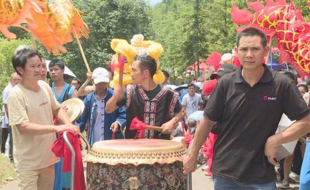 第15届中国凉都月亮河六月六布依风情节吸引海内外游客