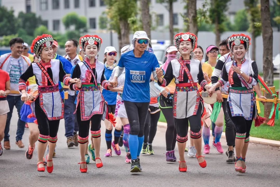秘境百马助力大运会开幕式,时代“追梦人”同唱一首歌
