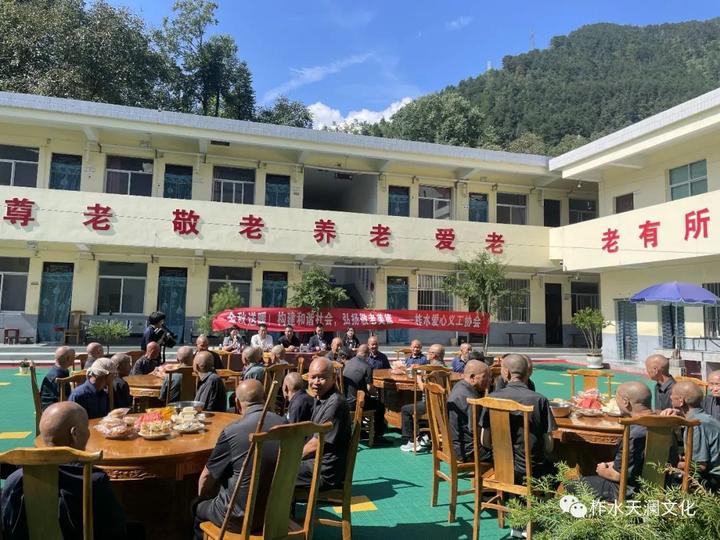 柞水县爱心义工协会公益在行动:金秋送暖!构建和谐社会,弘扬敬老美德