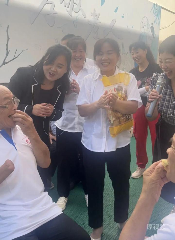 柞水县爱心义工协会公益在行动:金秋送暖!构建和谐社会,弘扬敬老美德