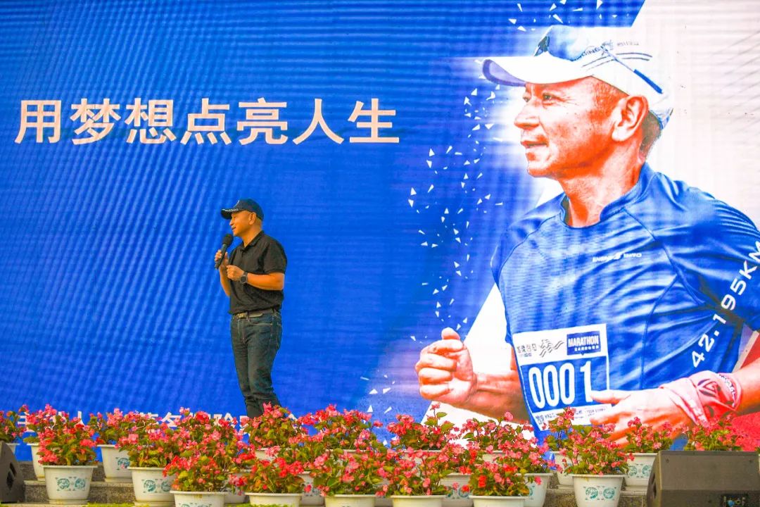 开学第一课:著名探险家金飞豹与昆明城市学院学子共话“运动与梦想”