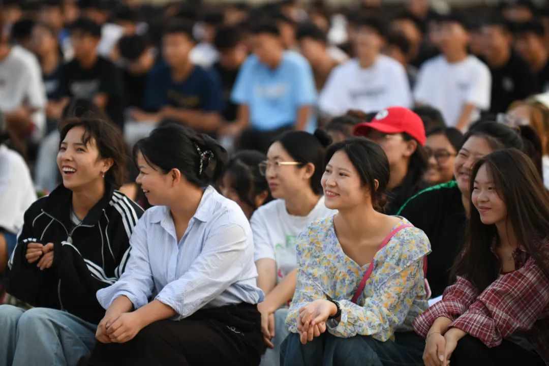 开学第一课:著名探险家金飞豹与昆明城市学院学子共话“运动与梦想”