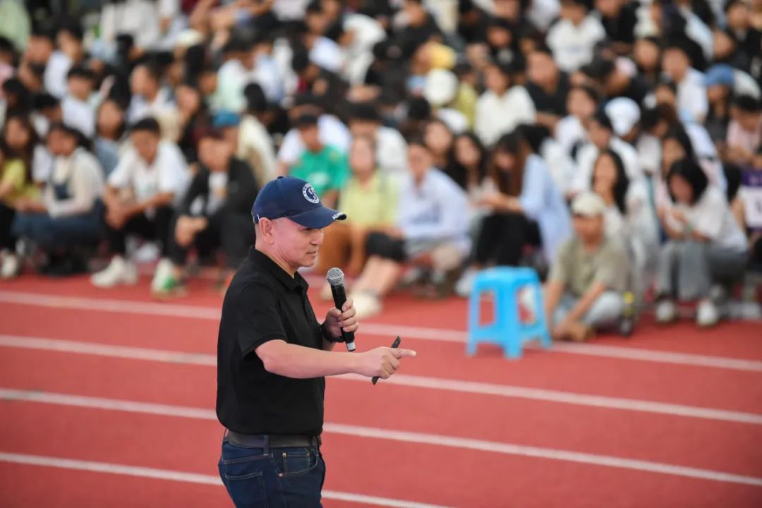 开学第一课:著名探险家金飞豹与昆明城市学院学子共话“运动与梦想”