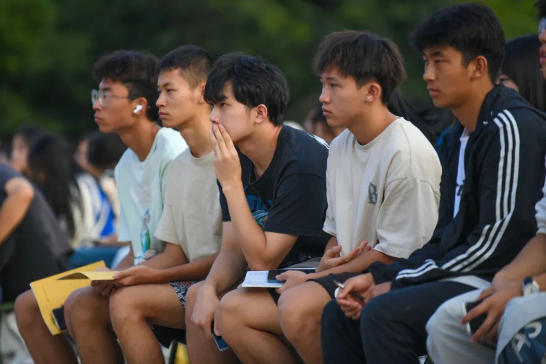 开学第一课:著名探险家金飞豹与昆明城市学院学子共话“运动与梦想”