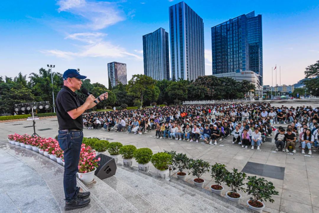 开学第一课:著名探险家金飞豹与昆明城市学院学子共话“运动与梦想”
