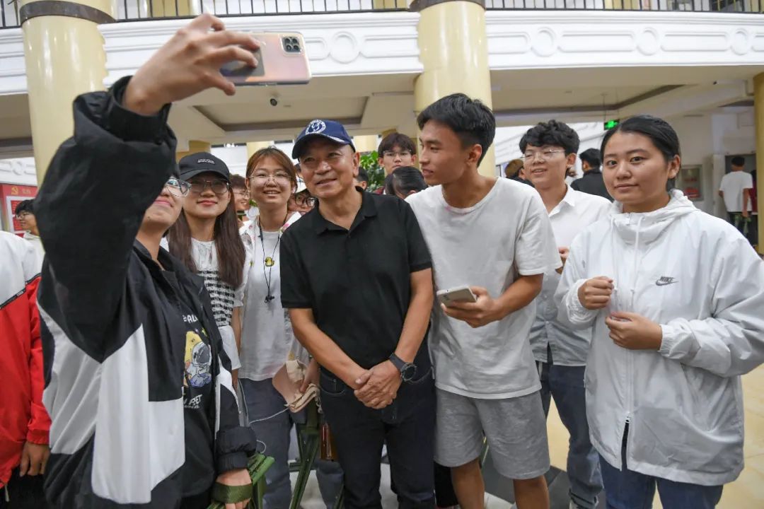 开学第一课:著名探险家金飞豹与昆明城市学院学子共话“运动与梦想”