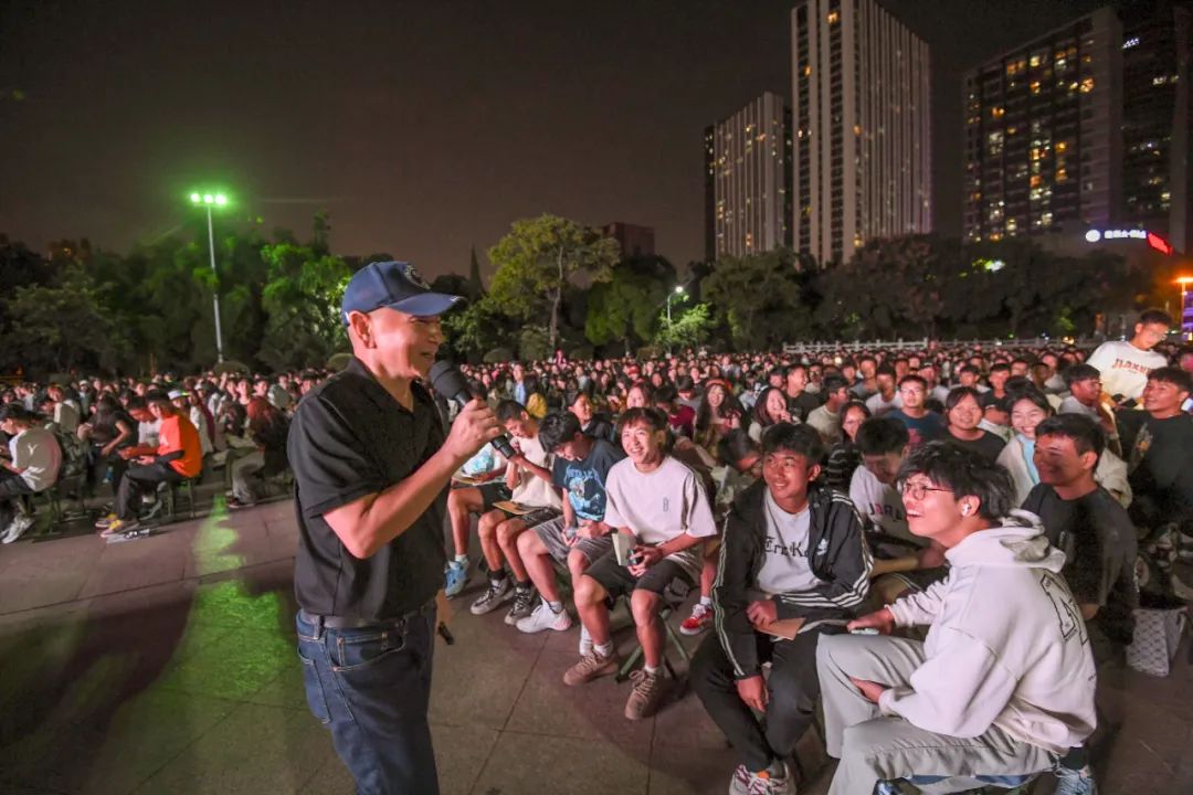 开学第一课:著名探险家金飞豹与昆明城市学院学子共话“运动与梦想”