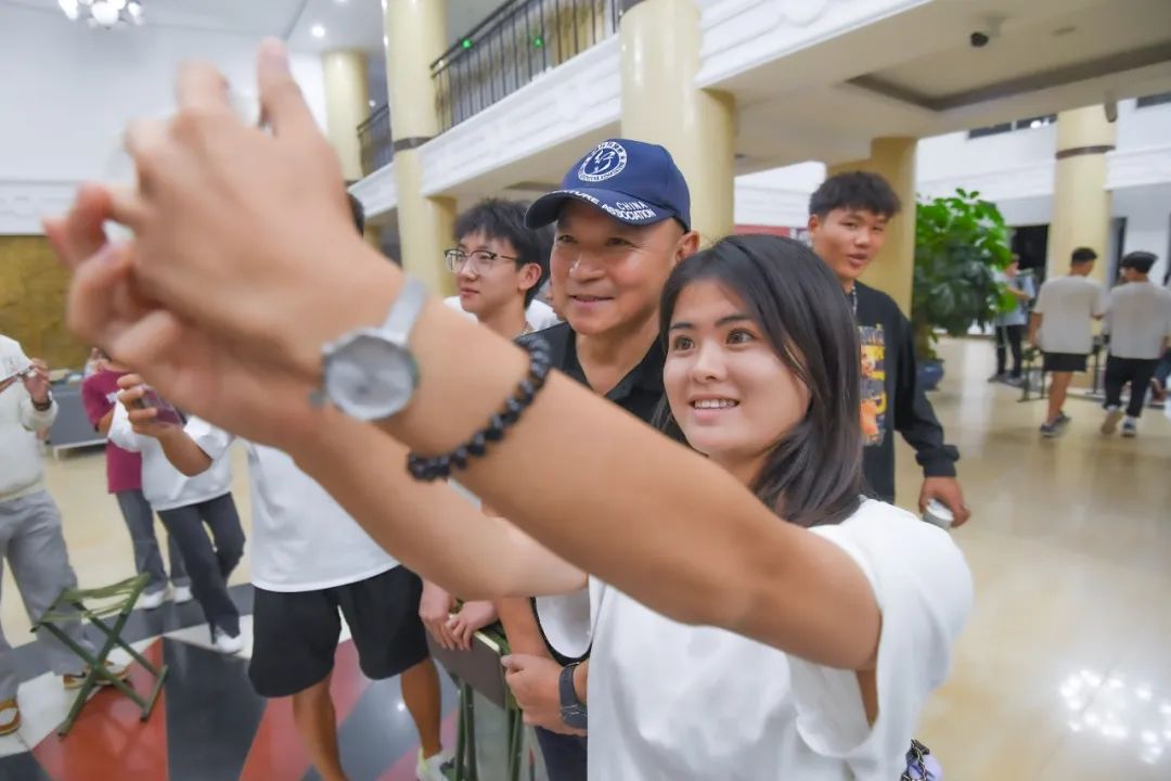 开学第一课:著名探险家金飞豹与昆明城市学院学子共话“运动与梦想”
