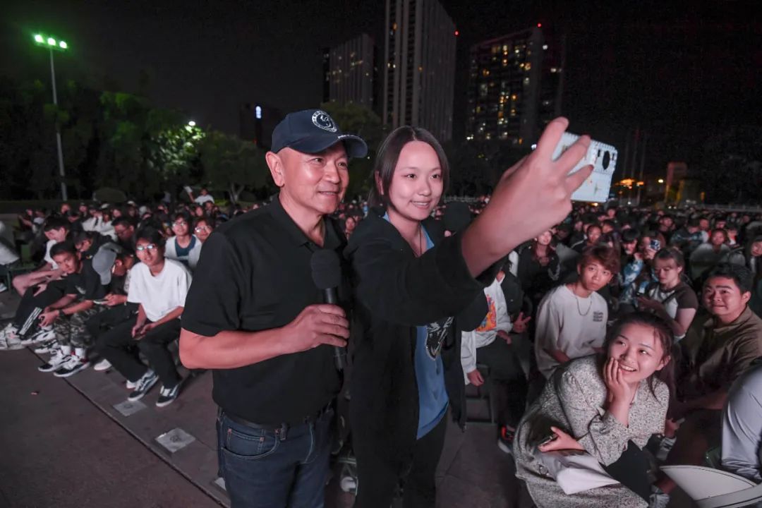 开学第一课:著名探险家金飞豹与昆明城市学院学子共话“运动与梦想”