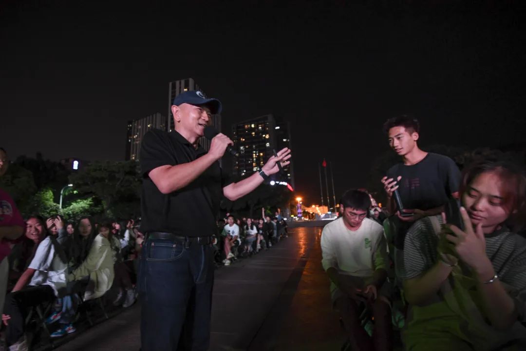 开学第一课:著名探险家金飞豹与昆明城市学院学子共话“运动与梦想”