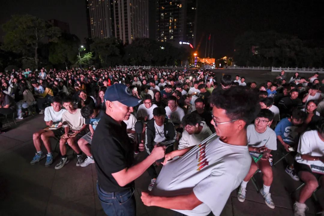 开学第一课:著名探险家金飞豹与昆明城市学院学子共话“运动与梦想”