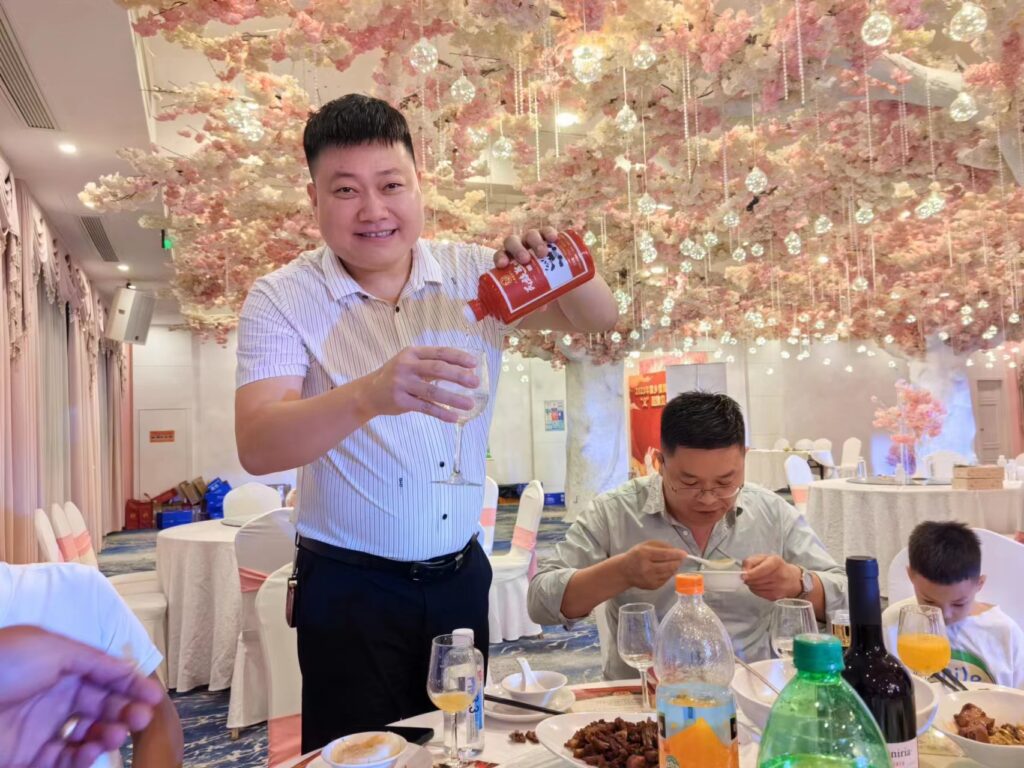 品尝民族熊猫酒 享受美好生活