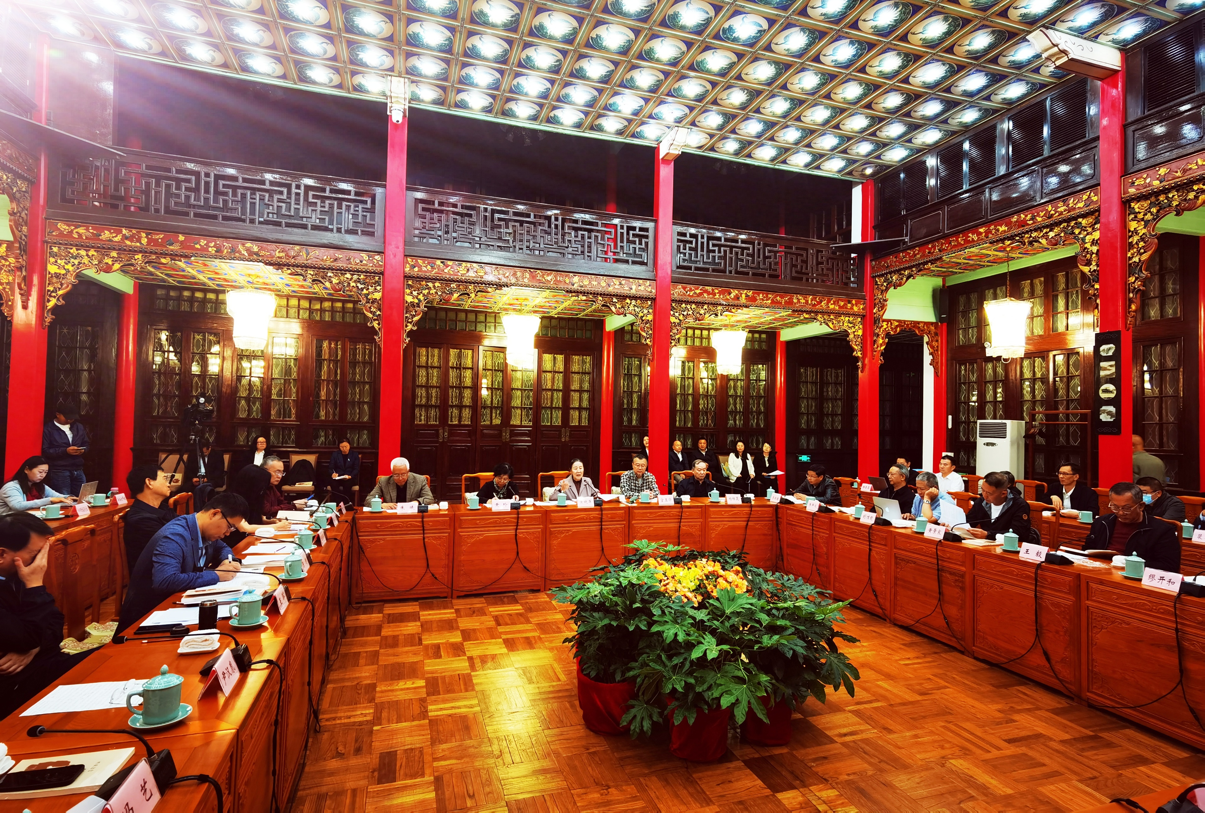 长篇报告文学《阿佤法官鲍卫忠》研讨会在昆明震庄宾馆召开