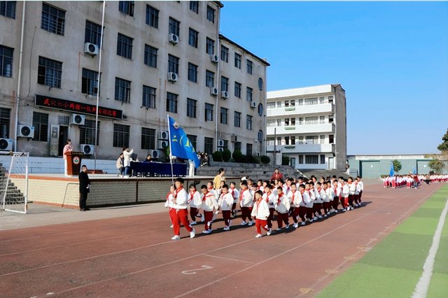 校园双减掀起“运动潮” 师生健身点燃“体育梦”——武穴市第六实验小学开展跑操+队形队列+校园绳操比赛活动