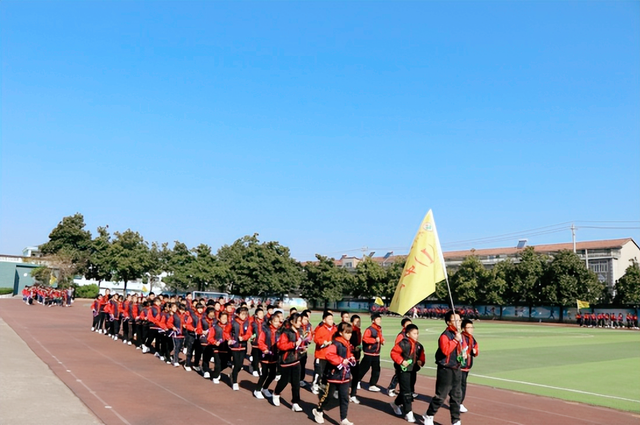 校园双减掀起“运动潮” 师生健身点燃“体育梦”——武穴市第六实验小学开展跑操+队形队列+校园绳操比赛活动