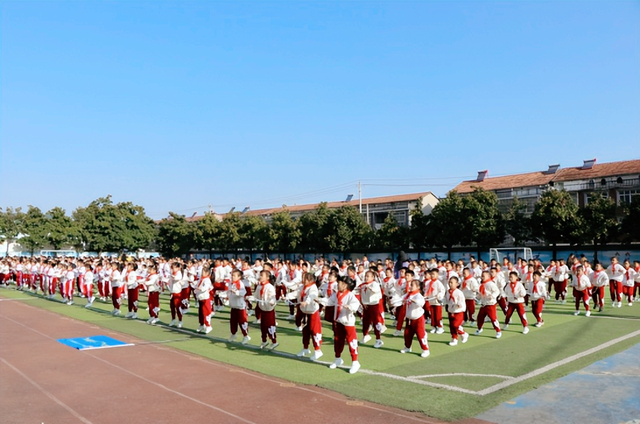 校园双减掀起“运动潮” 师生健身点燃“体育梦”——武穴市第六实验小学开展跑操+队形队列+校园绳操比赛活动