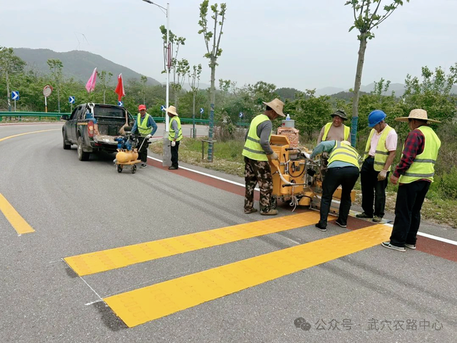 【今日黄冈】“五一”劳动节，武穴市农村公路人养护忙！