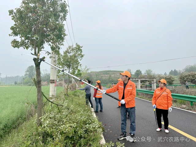 【今日黄冈】“五一”劳动节，武穴市农村公路人养护忙！