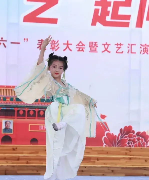 童心齐逐梦 “艺”起向未来——武穴市东方红小学举行庆“六一”文艺汇演暨表彰大会