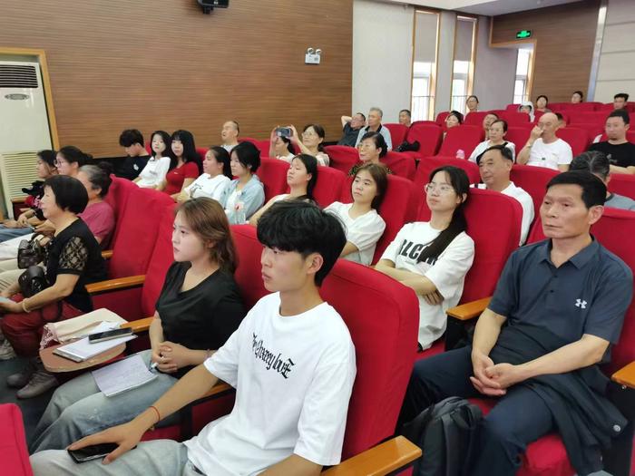 新安百姓讲堂邀请著名诗人关民做专题讲座