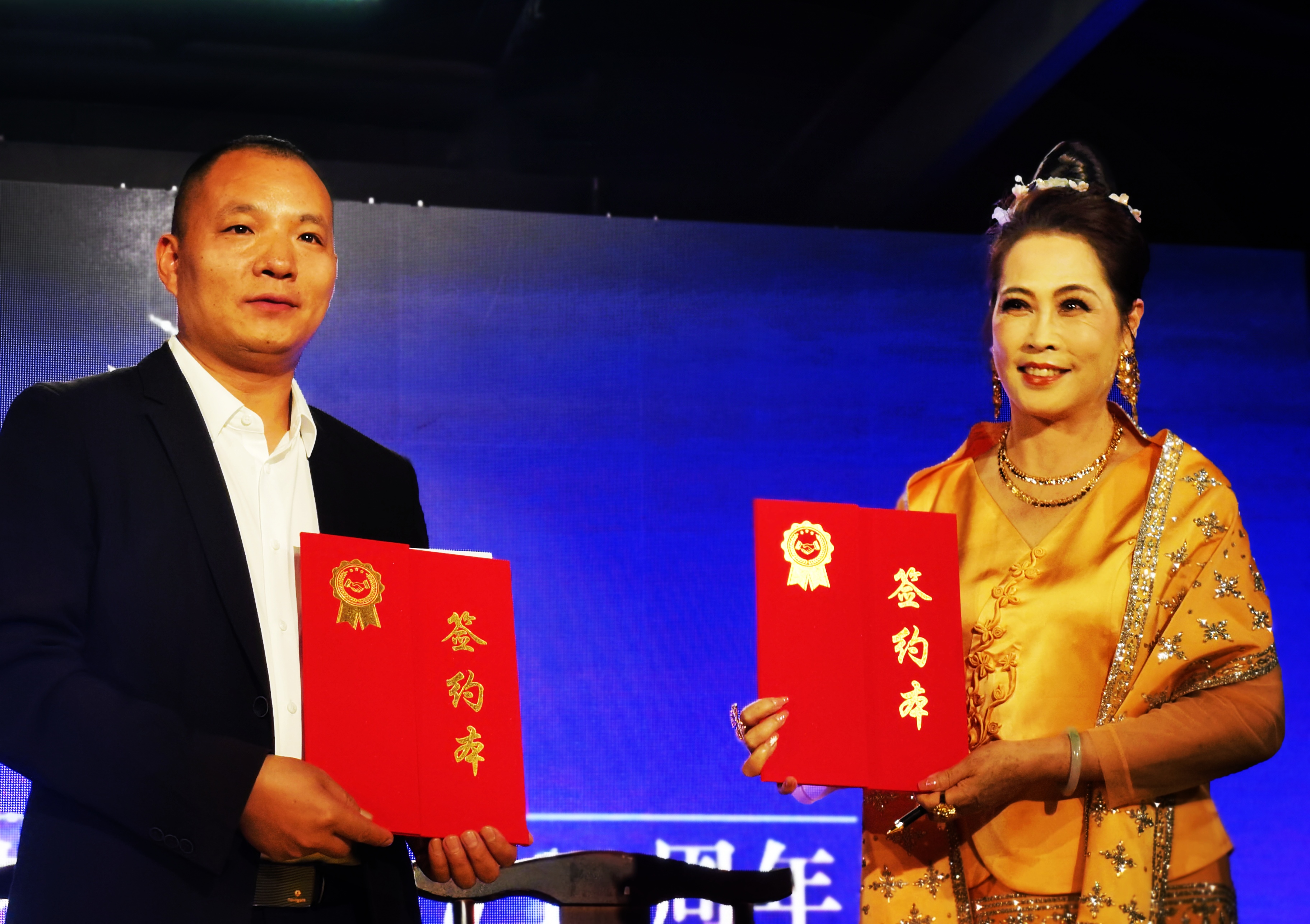 金小凤从艺50载,艺术团10年庆典音乐会,唱响民族之魂,惊艳昆明