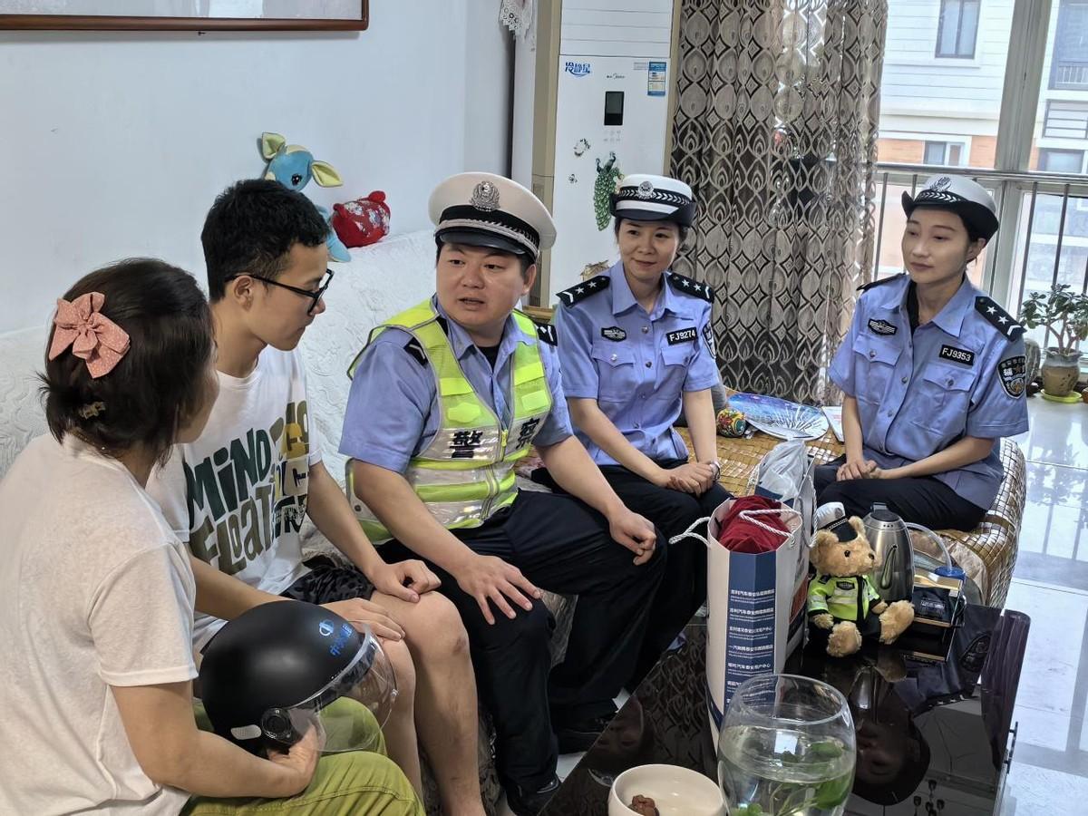 山东泰安：交通安全进社区 暖心助力准大学生