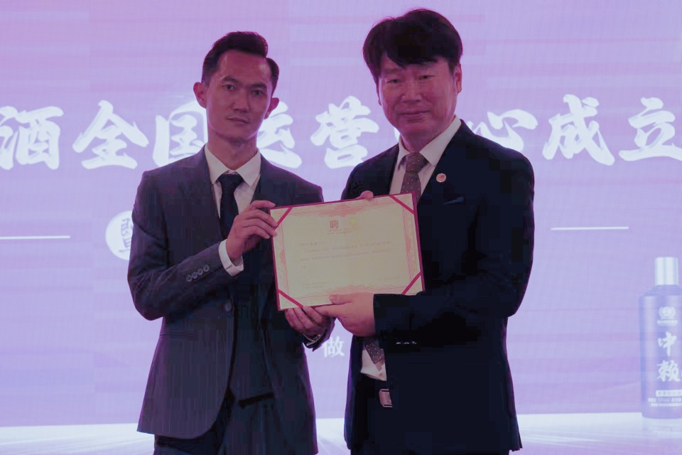 品味匠心,酱韵春城,中赖酱酒新品发布璀璨绽放,书写酱香新篇章