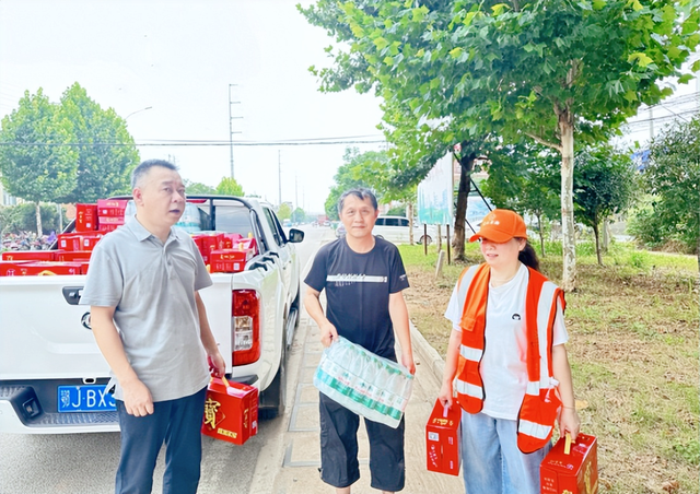 【今日黄冈】武穴市农村公路事业发展中心:烈日炎炎送清凉、情系一线暖人心!