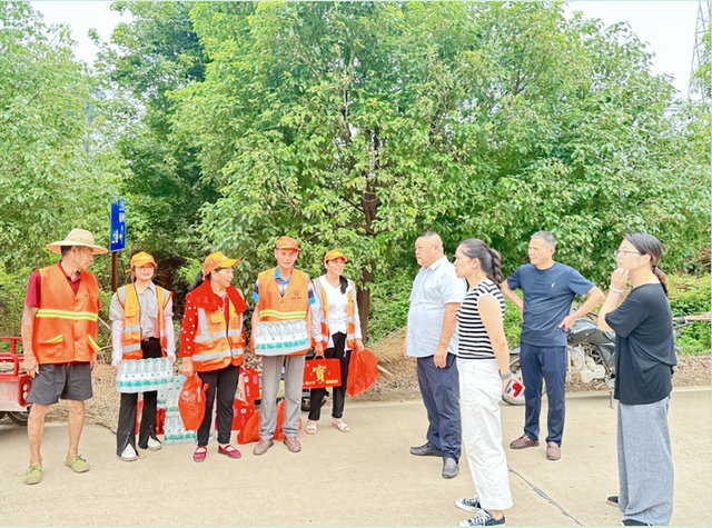 【今日黄冈】武穴市农村公路事业发展中心:烈日炎炎送清凉、情系一线暖人心!