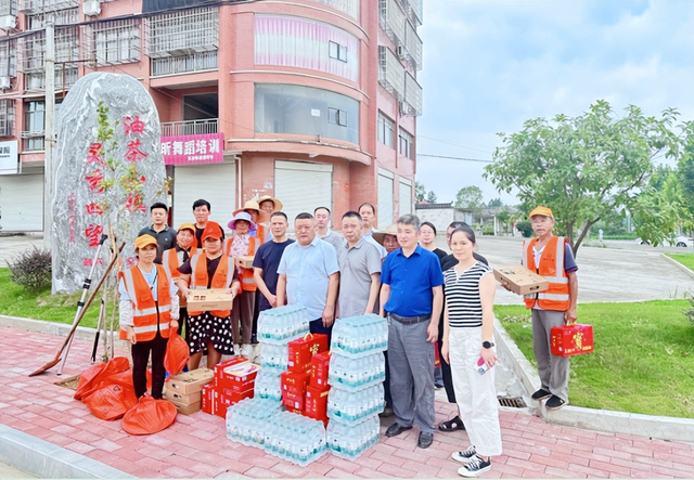 【今日黄冈】武穴市农村公路事业发展中心:烈日炎炎送清凉、情系一线暖人心!