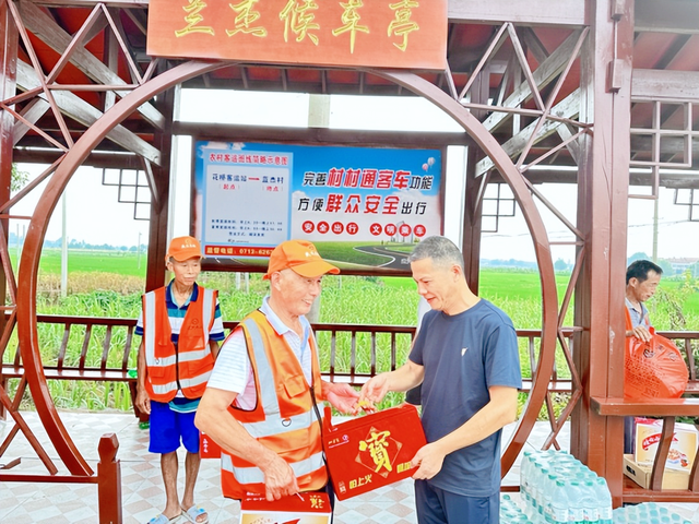 【今日黄冈】武穴市农村公路事业发展中心:烈日炎炎送清凉、情系一线暖人心!