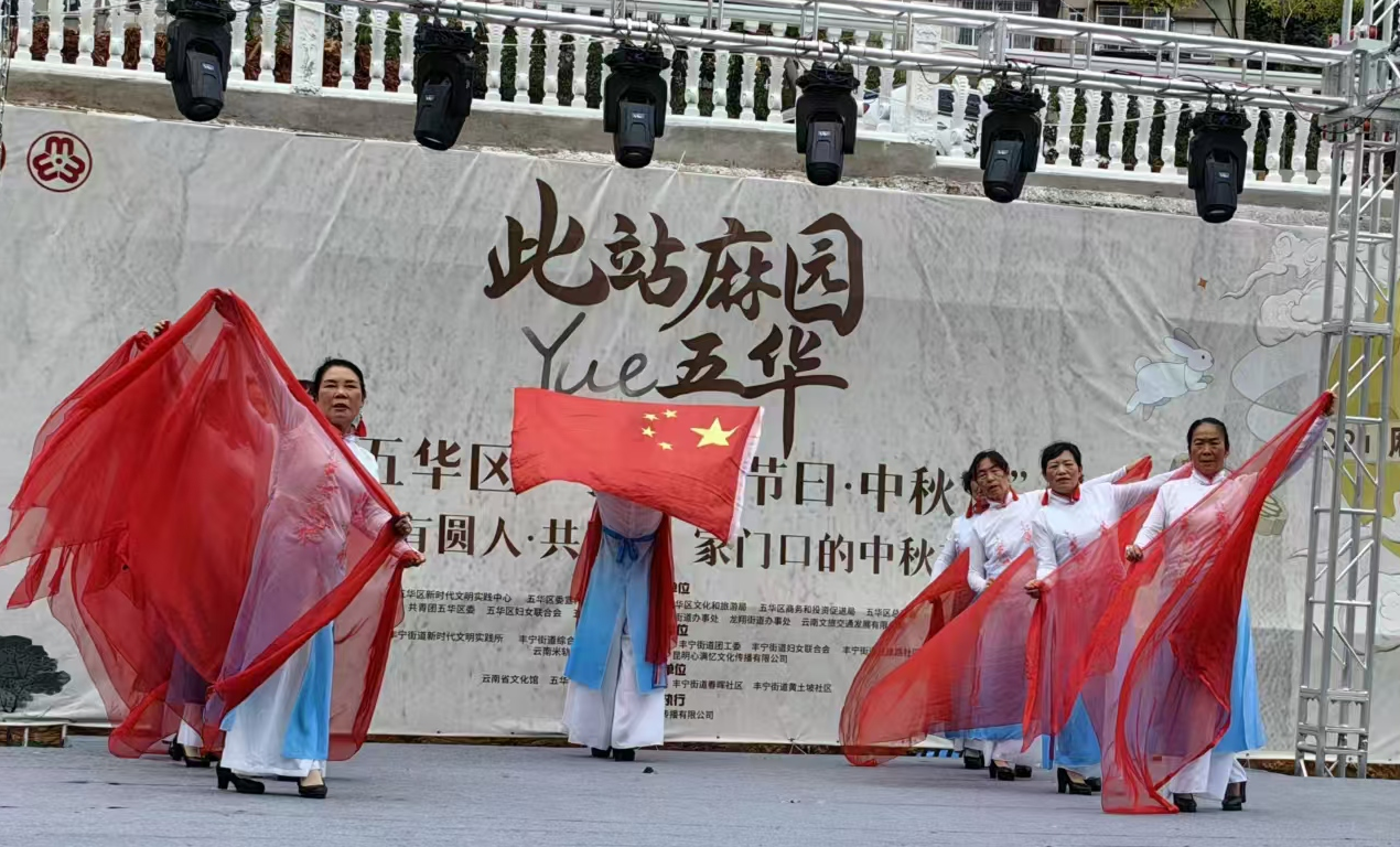 若将中秋对折,一半是月色,一半是秋色