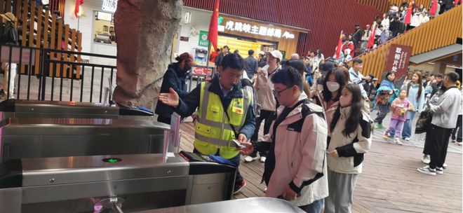 构筑服务桥梁,暖心服务展风采