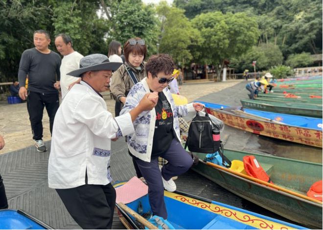 构筑服务桥梁,暖心服务展风采