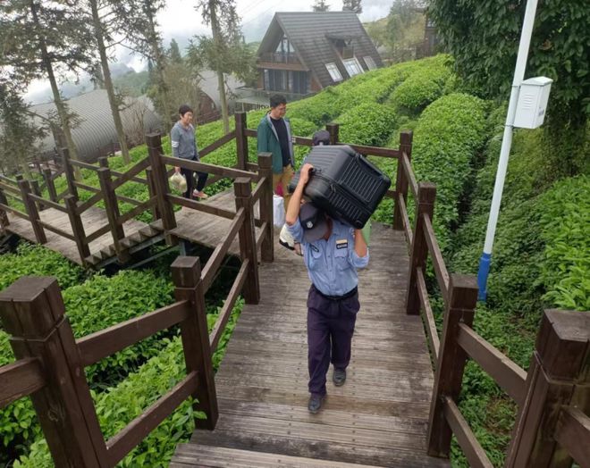 构筑服务桥梁,暖心服务展风采