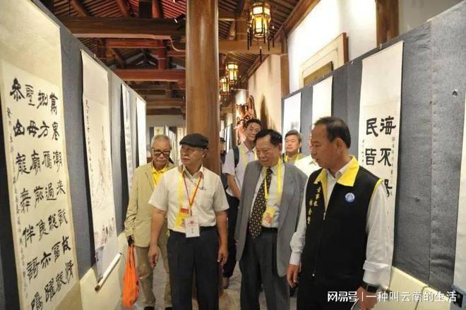 “姐,你回来了,欢迎回家”