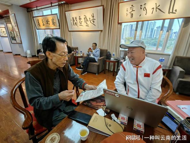 “姐,你回来了,欢迎回家”