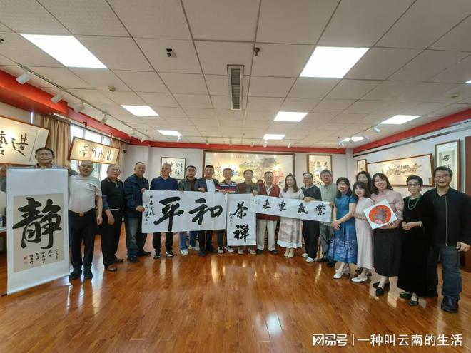 “姐,你回来了,欢迎回家”
